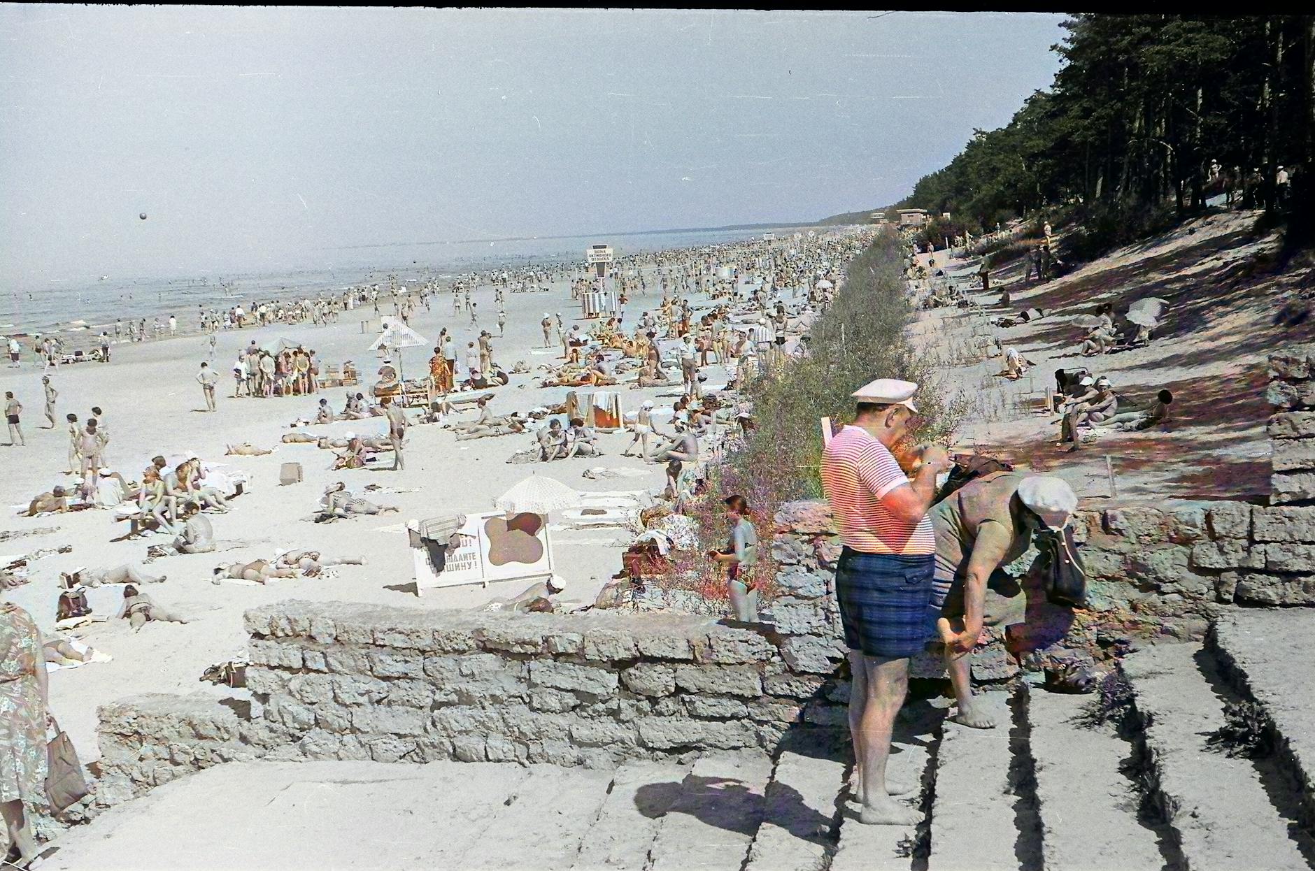 Majówka w Łebie - widok na plażę i morze podczas słonecznego dnia