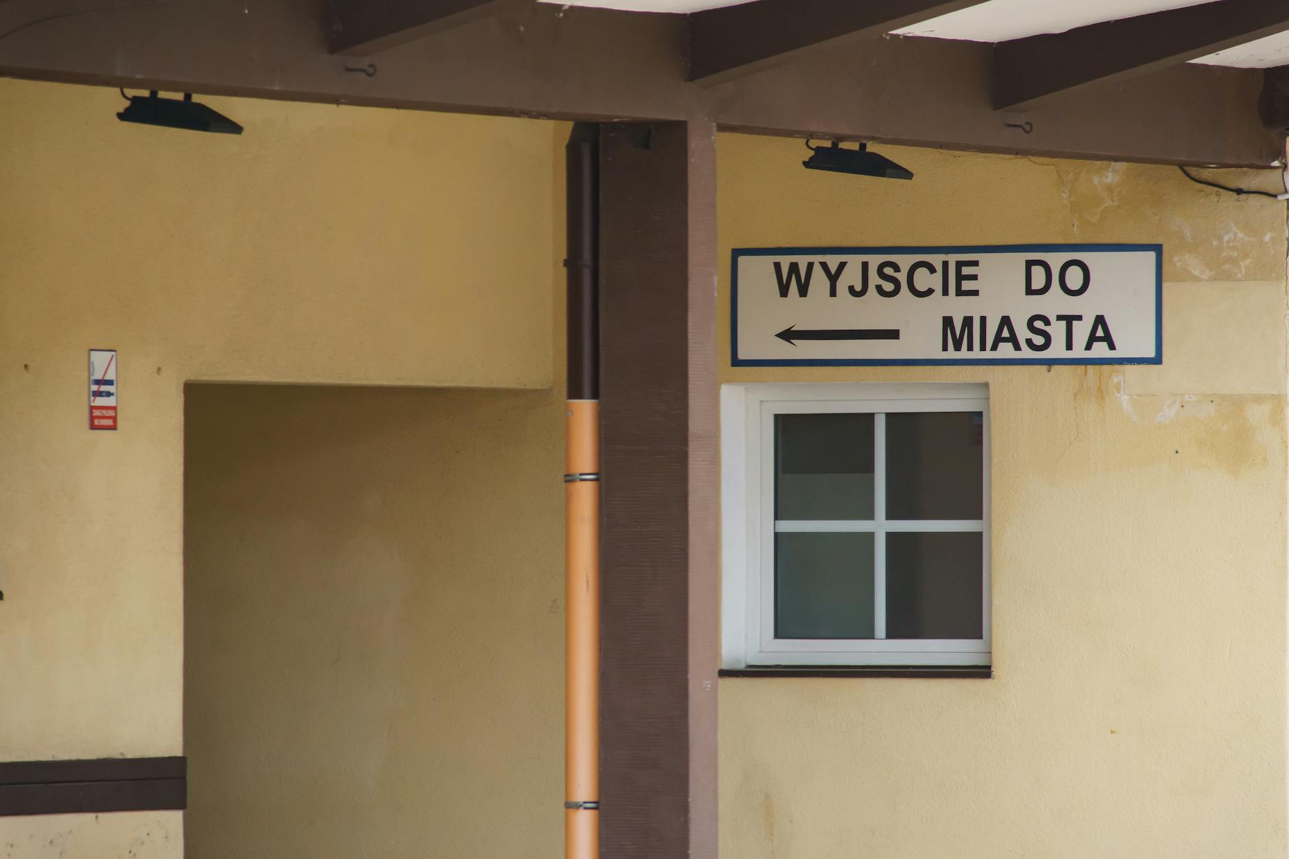 Widok na plażę w Łebie z hotelami w tle