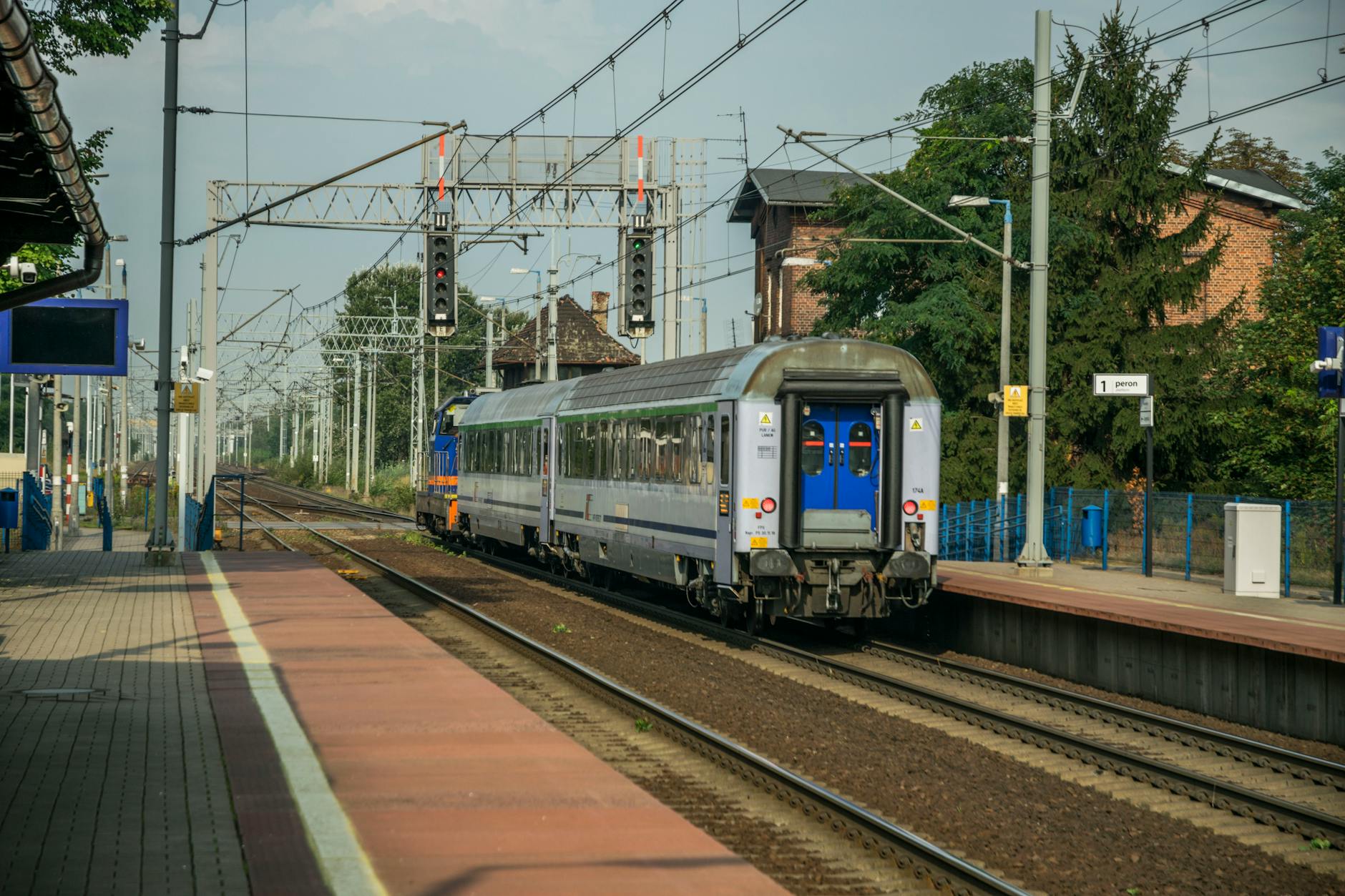 Mapa z zaznaczoną linią kolejową łączącą Łebę, Lębork i Choczewo, symbolizująca remont linii kolejowej Łeba Lębork Choczewo